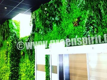 Réalisation d’un mur végétal artificiel sur mesure par l’entreprise @greenspirit_mur_vegetal  #murvegetal #plafondvegetal #verticalgarden #designvegetal...